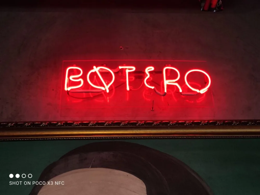 Fachada do Botero com letreiro luminoso