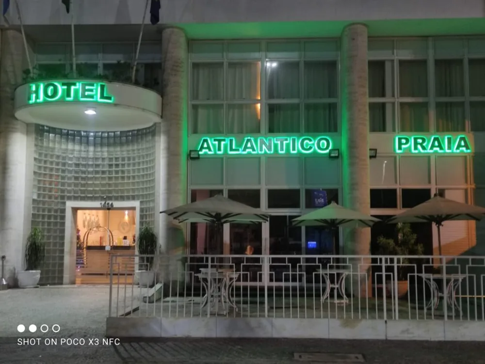 Fachada do Hotel Atlântico com letreiro