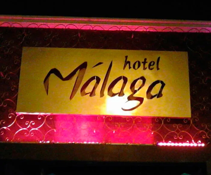 Fachada luminosa do Hotel Málaga