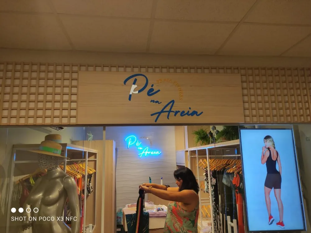 Fachada do Pé na Areia iluminada