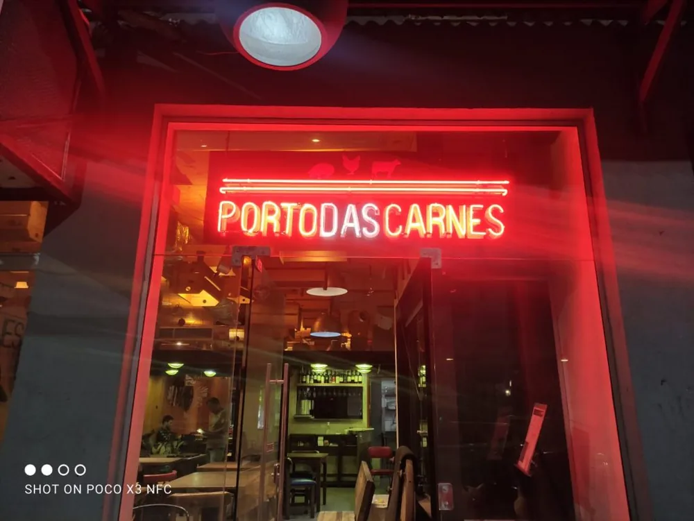 Fachada do Porto das Carnes com letreiro luminoso
